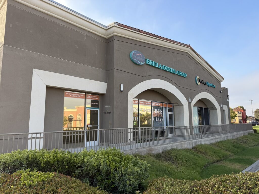 Exterior front view of the Brilla Dental Group building and entrance sign in Santa Maria.